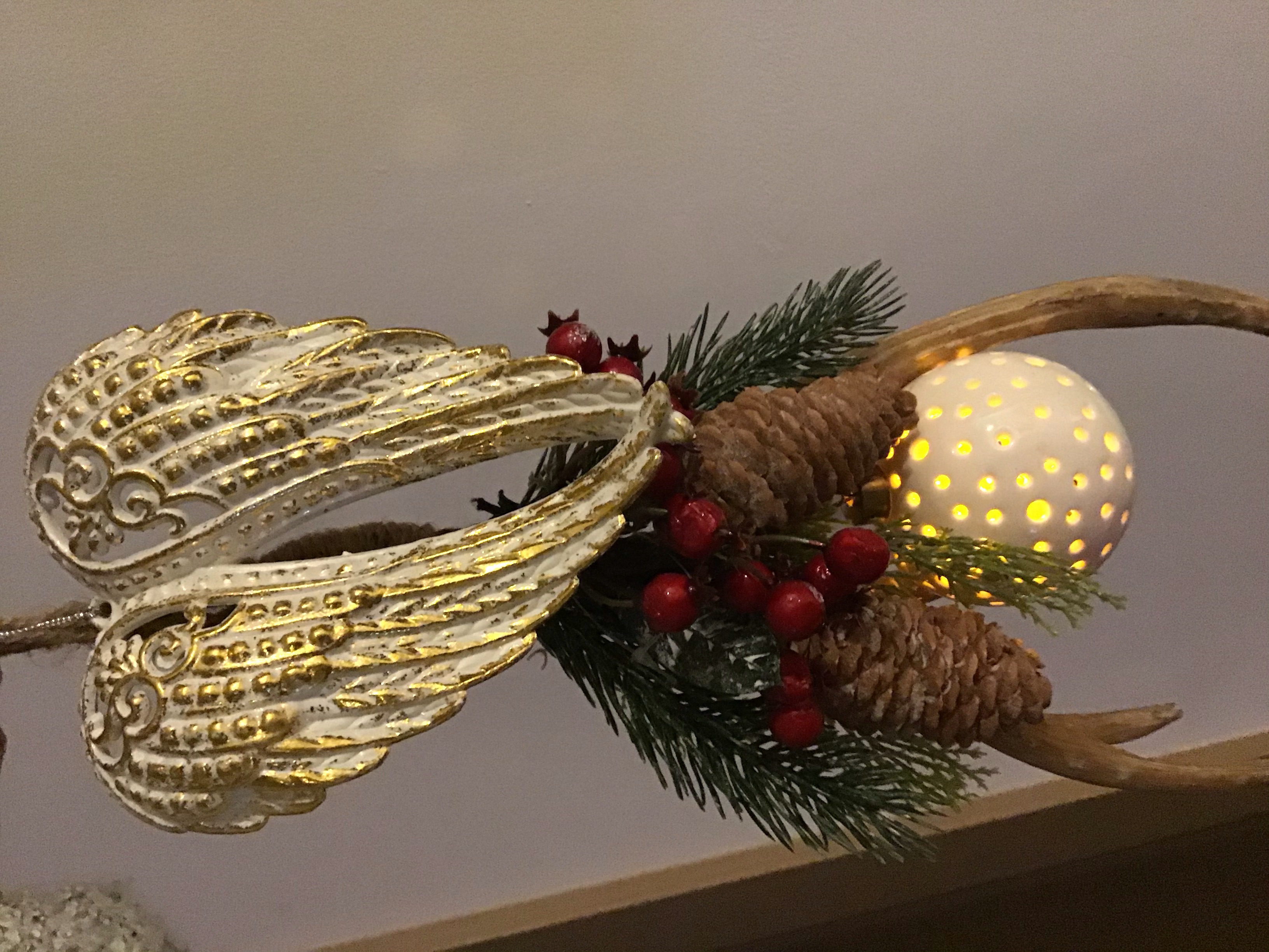 Zákazníčka si vyskladala takúto nádhernú dekoráciu z vianočnej vetvičky, ozdoby anjelských krídel a led svietiacej gule