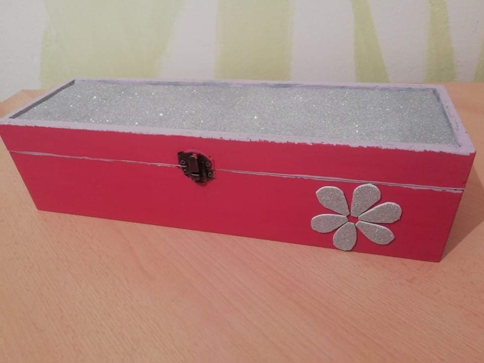 Krabička maľovaná akrylovou farbou a zdobená samolepiacou machovou gumou