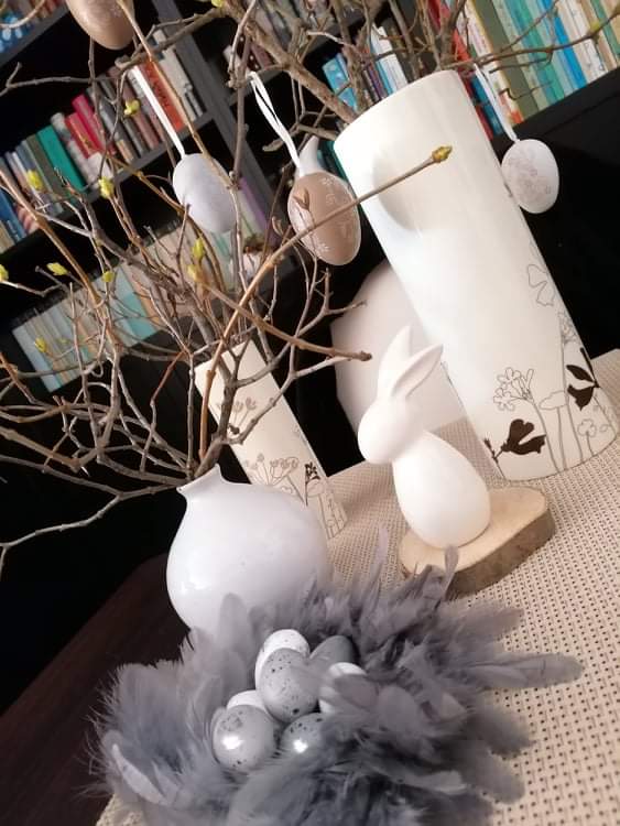 Veľkonočné dekorovanie. Keramický zajačik, vajíčka a venček z pierok